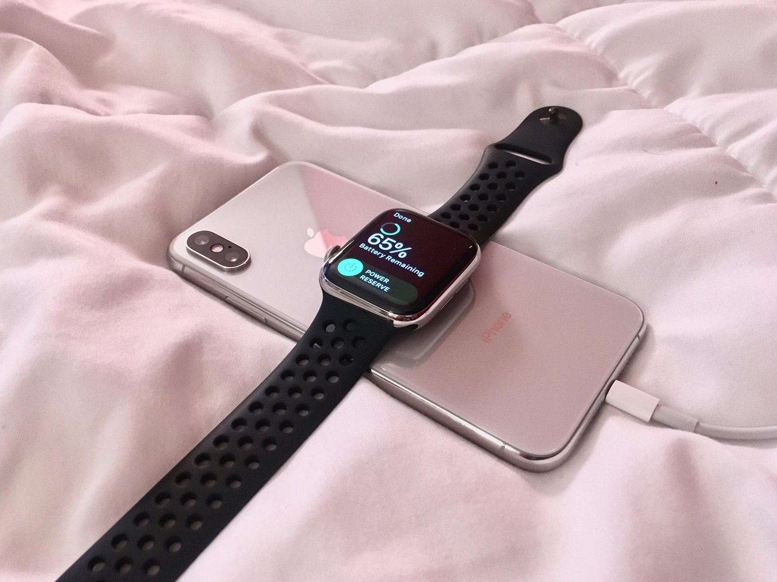 Can You Charge Apple Watch With iPhone? You are currently viewing Can You Charge Apple Watch With iPhone?